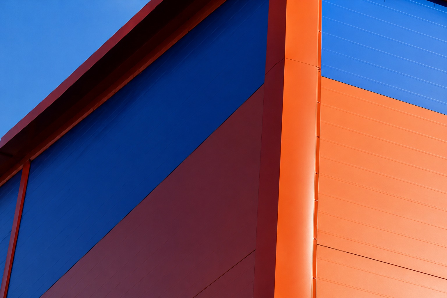 Exterior building corner with sandwich panel cladding
